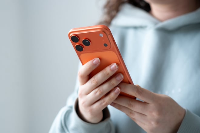 Kvinder indtaster elevtilfredshedsmålinger på telefonen
